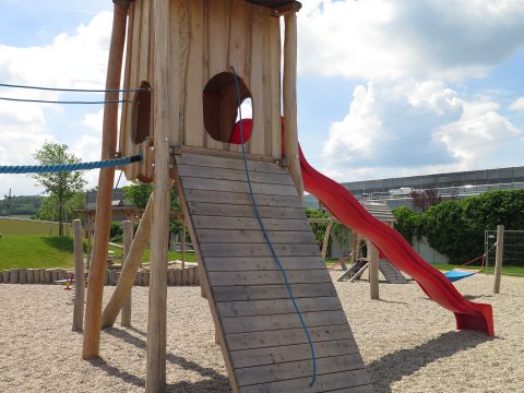 Aufstiegshilfe mit Seil zum hohen Spielturm am Spielplatz