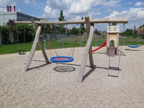 Neugestaltung Spielplatz mit Schaukeln im Park