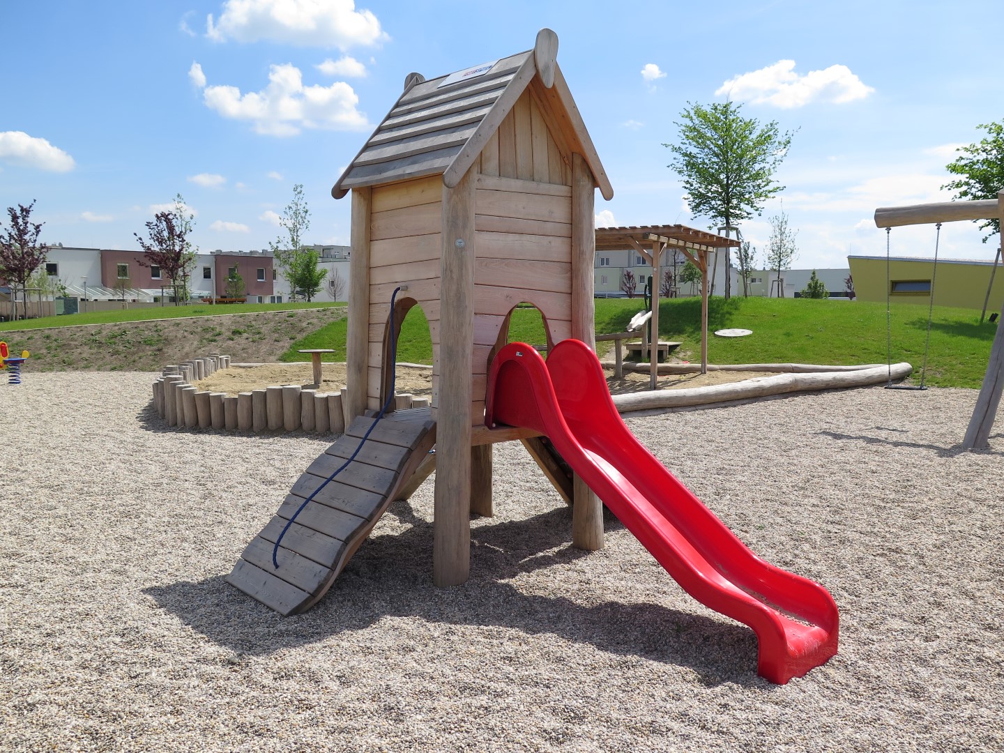 Rutschenturm Lea für Kleinkinder auf dem Spielplatz im Freien