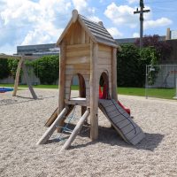 Kleinkinder Rutschenturm Lea mit Kletternetz und Kletterwand auf Spielplatz