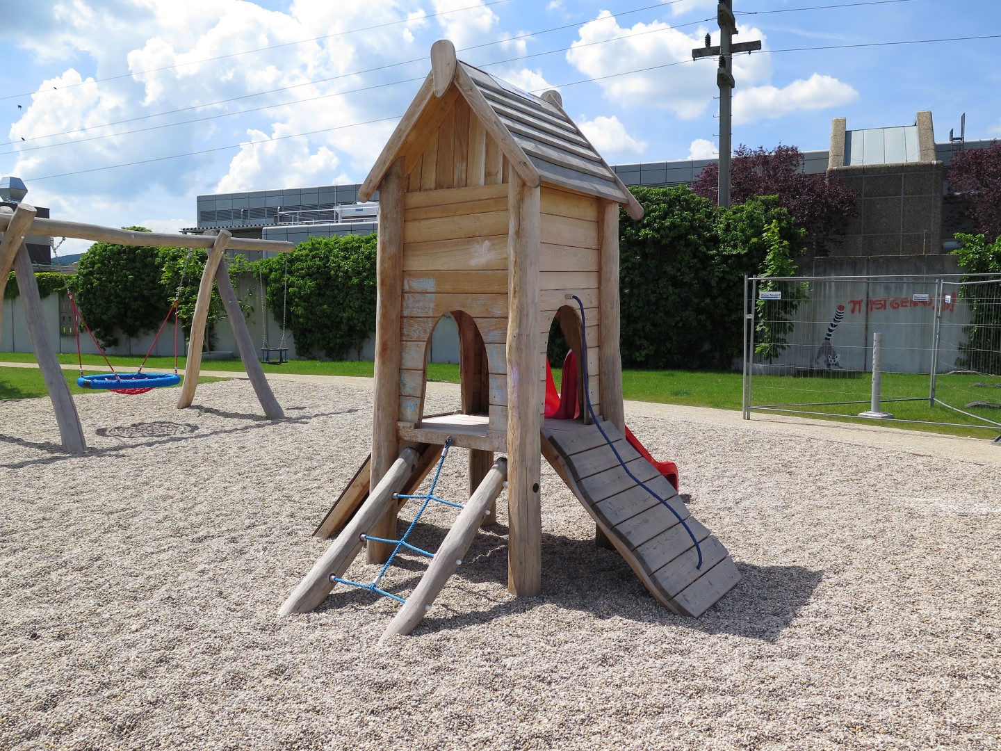 Kleinkinder Rutschenturm Lea mit Kletternetz und Kletterwand auf Spielplatz