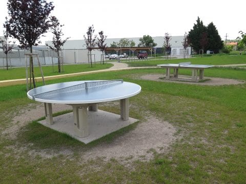 Runde und eckige Tischtennisplatten im Park für jedermann