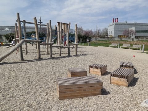 Spielplatz mit Kletterdschungel und Sitzgelegenheiten Überblick