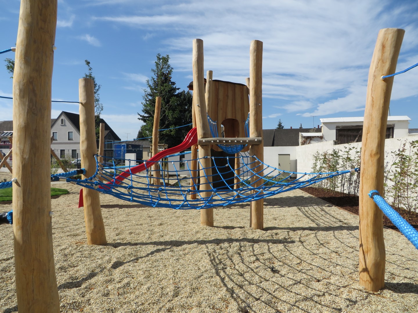 Kletteranlage Mia mit Netzen an Holzpalisaden befestigt für die Kinder