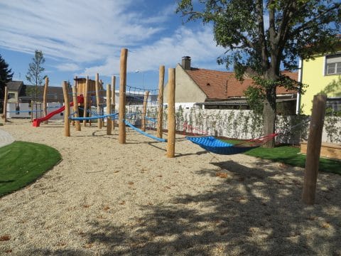 Neuer Spielplatz mit Kunden individuell geplant für Kinder
