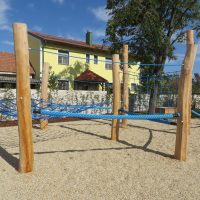 Kletteranlage Mia mit Netzen an Holzpalisaden für Kinder