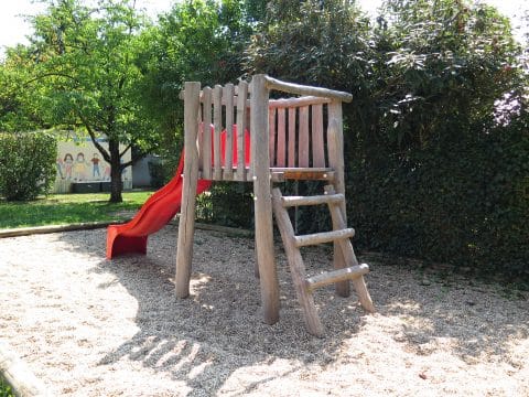 Rückseite Rutschenturm Robinico mit Sprossenaufstieg für die Kinder angepasst