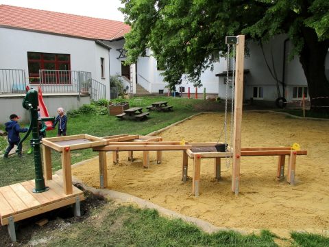 Wasserspielanlage mit Wasserläufen und Matschkisten im Kindergarten