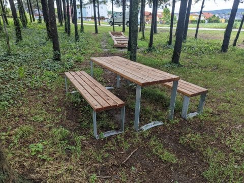 Sitzgruppe ohne Lehne aus Lärchenholz im Wald