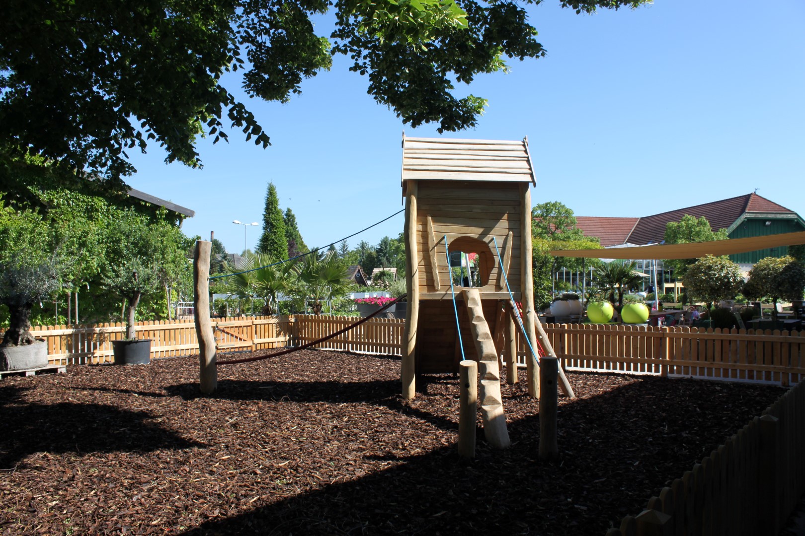 Spielanlage Leonie Baumhaus mit Klettermöglichkeiten auf Spielplatz