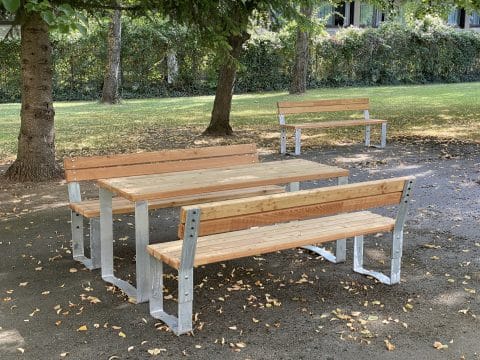 Tische und Bänke im öffentlichen Bereich
