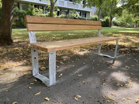 Sitzbank aus Holz mit Lehne im Park