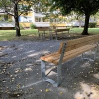 Sitzbank mit Lehne im Park von Hinten