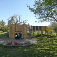 Tunnelverkleidung aus Holz für den Spielplatz mit Sandspielzeug