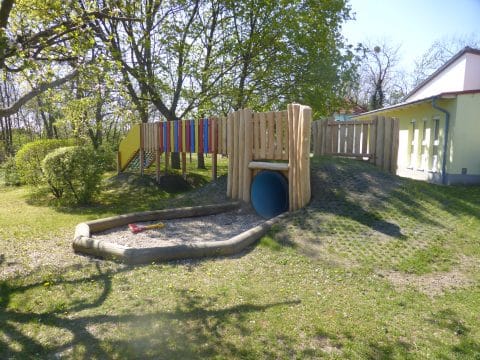 Tunnelverkleidung aus Holz für den Spielplatz in der Gemeinde Blumau