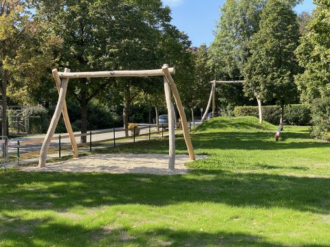 Seilbahn aus Robinenholz wunderschön im Park gelegen für Kinder
