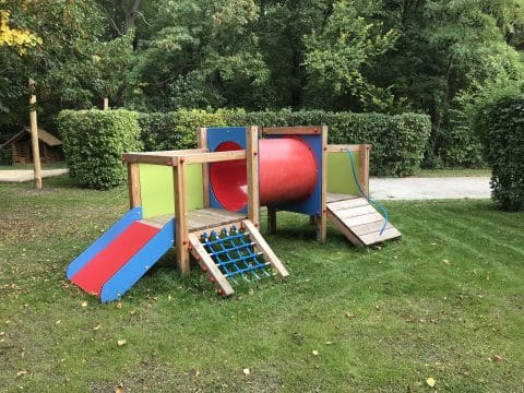 Doppelturmanlage für Kleinkinder auf Spielplatz zum klettern