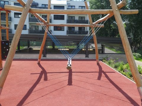 Taubrücke aus Robinienstämmen von FREISPIEL in Wohnanlage