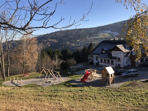 Spielplatz bei Gasthof in den Bergen