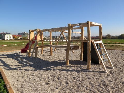 Kletter-Spielplatz mit Brücke und Kletterseil mit Holzsprossen