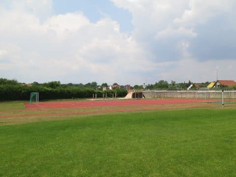 Fußballplatz mit Spielplatz im Hintergrund
