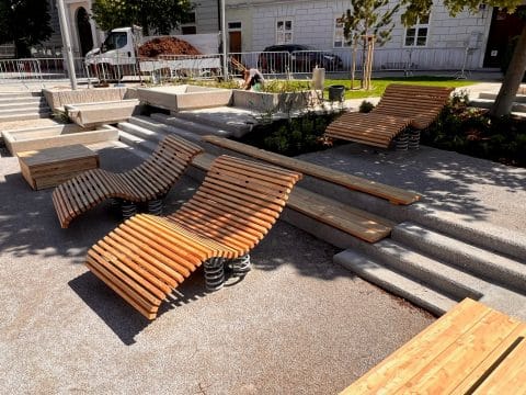 Liegen und Sitzauflagen aus Holz für Parkbereich in der Stadt