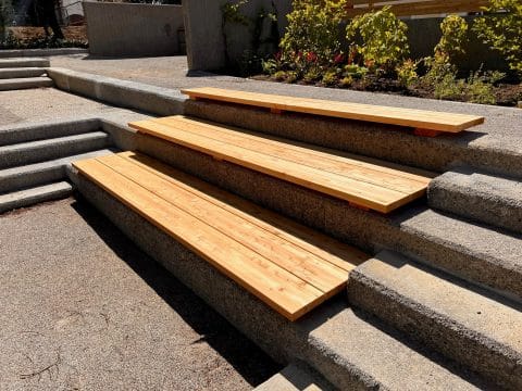 Sitzauflagen aus Holz zwischen Stufen