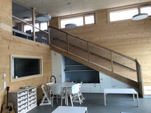 Große Treppe im Innenbereich in die Küche eingearbeitet