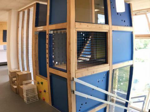 Sonderanfertigung Kletterturm im Kindergarten im Stiegenhaus