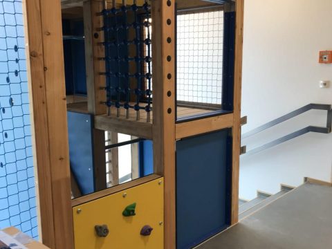 Spielhaus im Stiegenaufgang für bis zu 20 Kinder zum klettern