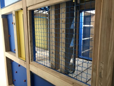 Sicherheitsnetz am Spielturm im Innenbereich des Kindergartens