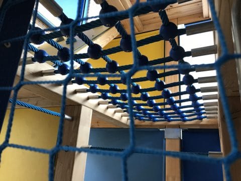 Detailansicht Netz aus Seilen für die Kinder im Indoor Spielhaus