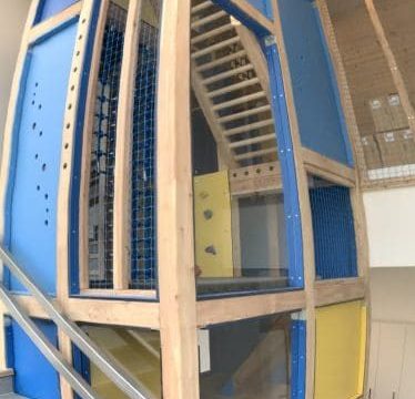 Großer Kletterkorpus für Kinder Indoor im Treppenhaus