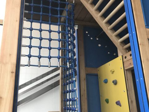 Innenansicht Spielhaus im Gebäude mit Fallschutzmatten