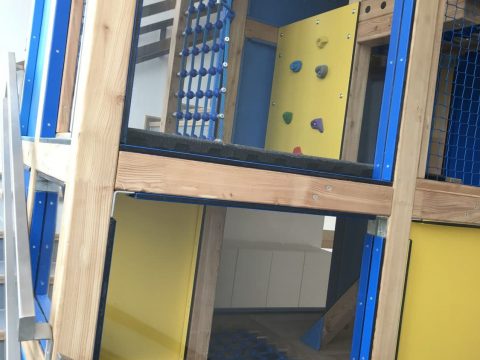 Spielhaus für die Kinder als alternative zum Treppenaufstieg