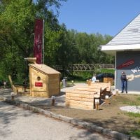 Überblick Spielplatz in Sonderanfertigung mit Holzschiff und Bänke