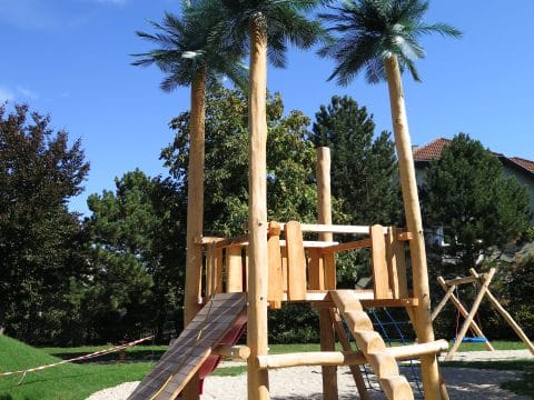 Kinderspielgerät Palmeninsel mit verschiedenen Aufstiegen für Kinder