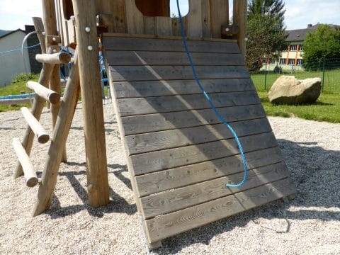 Schräger Aufstieg auf Baumhaus Sissy mit Seil zum hochziehen