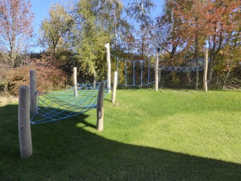 Kletterdschungel mit Seilen horizontal und vertikal in der Wiese