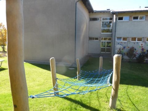 Kletternetz aus Seilen horizontal im Kindergarten auf der Wiese