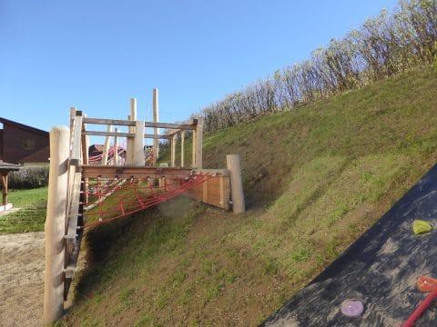 Seitenansicht Kletterdschungel auf Hügel Spielplatz gestaltet