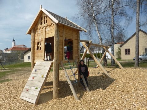 Spielkombination Baumhaus mit Kletterrampe und Schaukeln