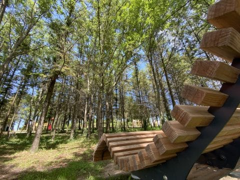 Detailansicht Holzliege mit Liegefläche aus schichtverleimten Lärchenholz natur