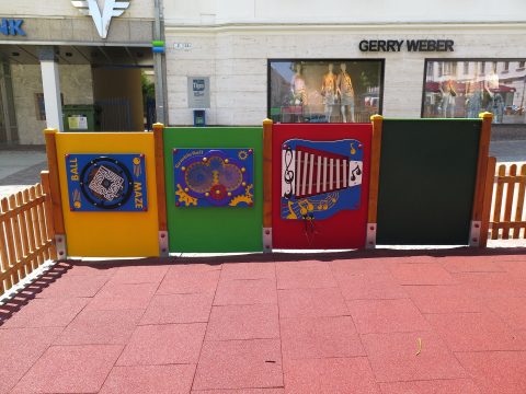 Spielwand für Kinderspielplatz mit Fallschutzmatten in der Stadt