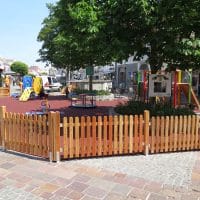 Spielplatz mit Holzzaun in der Innenstadt für die Kinder