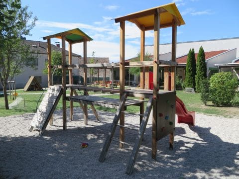Spielkombination mit zwei Türmen auf dem Kindergartenspielplatz