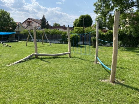 Mobilitätsspielplatz mit Seilen an robusten Robinienholz befestigt