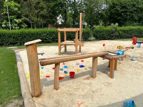 Sandkasten mit Wasserspielplatz für Kinder in der Gemeinde