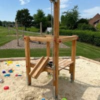 Sandbaustelle aus Lärchenholz mit 2 Aufstiegssprossen für den Spielplatz