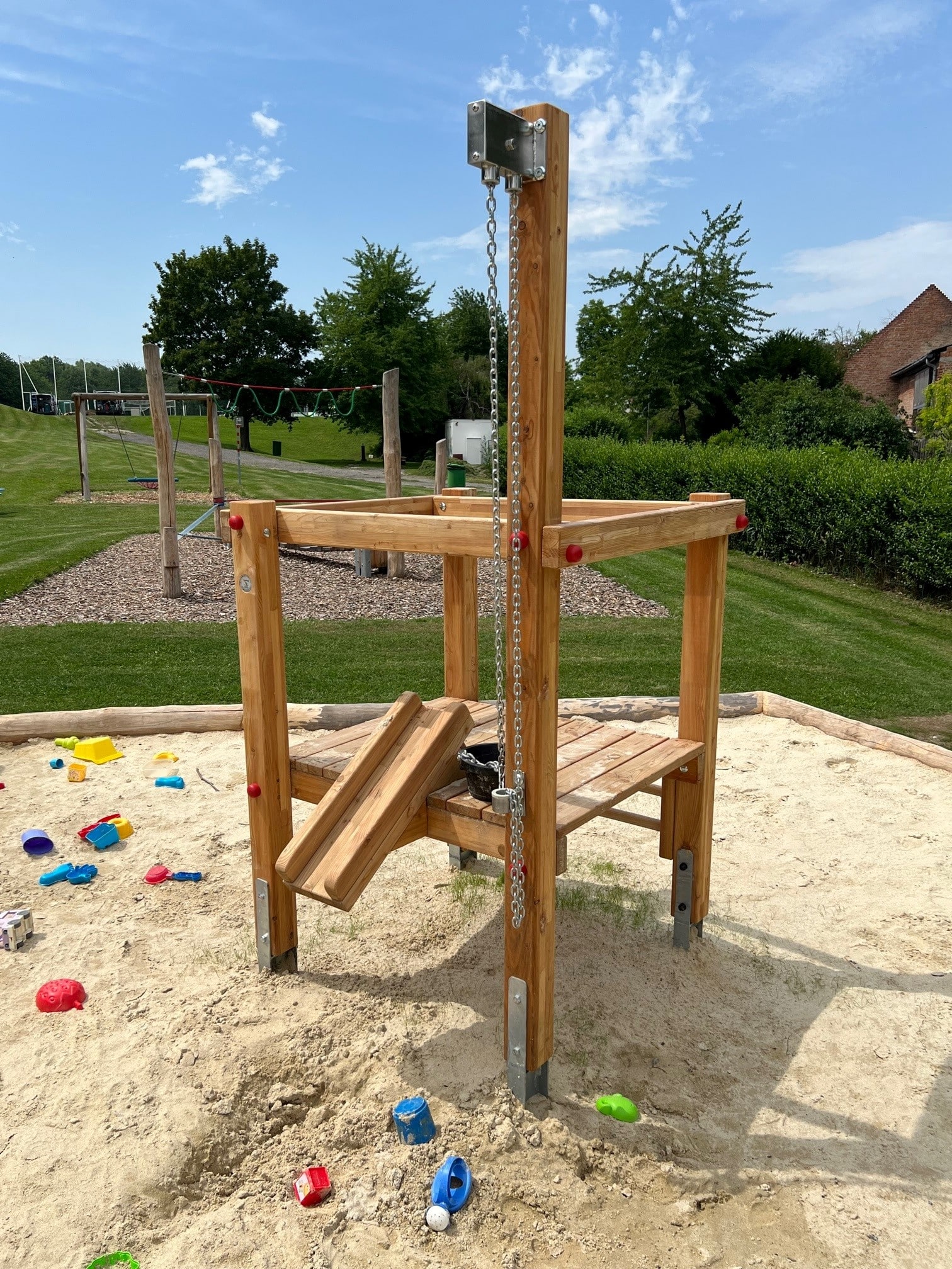 Sandbaustelle aus Lärchenholz mit 2 Aufstiegssprossen für den Spielplatz